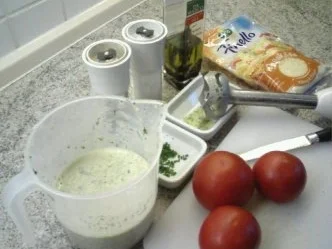 Vegetarisch:  Pfannkuchenturm mit Kräutern und Tomatenfüllung - Rezept - Bild Nr. 2