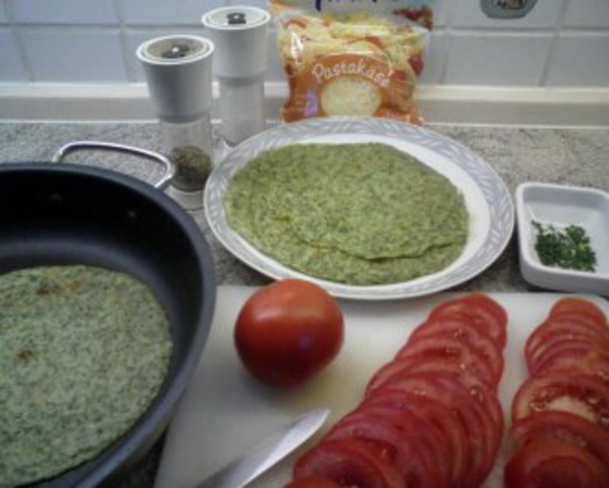 Vegetarisch:  Pfannkuchenturm mit Kräutern und Tomatenfüllung - Rezept - Bild Nr. 3