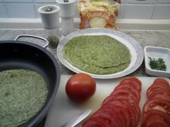 Vegetarisch:  Pfannkuchenturm mit Kräutern und Tomatenfüllung - Rezept - Bild Nr. 3