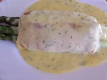 Rezept: Grünspargel im Schlafrock unter einer Estragon-Hollandaise Grünspargel im Schlafrock unter einer Estragon-Hollandaise - Rezept