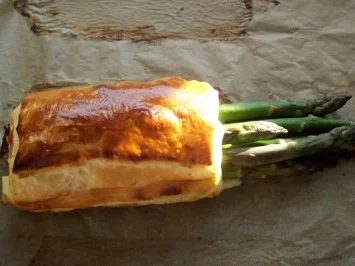 Rezept: Grünspargel im Schlafrock unter einer Estragon-Hollandaise Bild Nr. 2 Grünspargel im Schlafrock unter einer Estragon-Hollandaise - Rezept - Bild Nr. 2