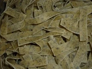 Mediterrane Vongole-Pfanne an Basilikum-Tagliatelle - Rezept - Bild Nr. 3