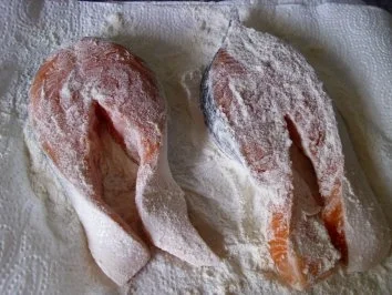 Lachskotelett gebraten mit Kräuter-Sahnesosse und Salzkartoffeln - Rezept - Bild Nr. 4