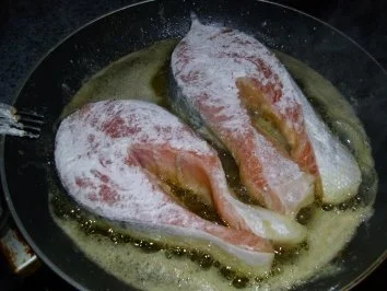 Lachskotelett gebraten mit Kräuter-Sahnesosse und Salzkartoffeln - Rezept - Bild Nr. 5