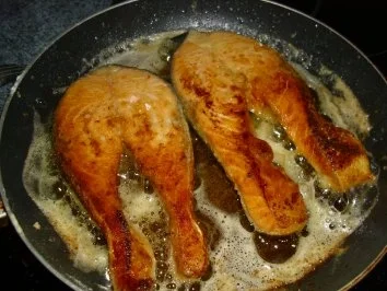 Lachskotelett gebraten mit Kräuter-Sahnesosse und Salzkartoffeln - Rezept - Bild Nr. 6