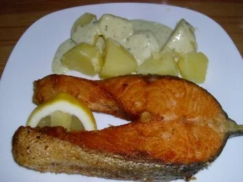 Lachskotelett gebraten mit Kräuter-Sahnesosse und Salzkartoffeln - Rezept