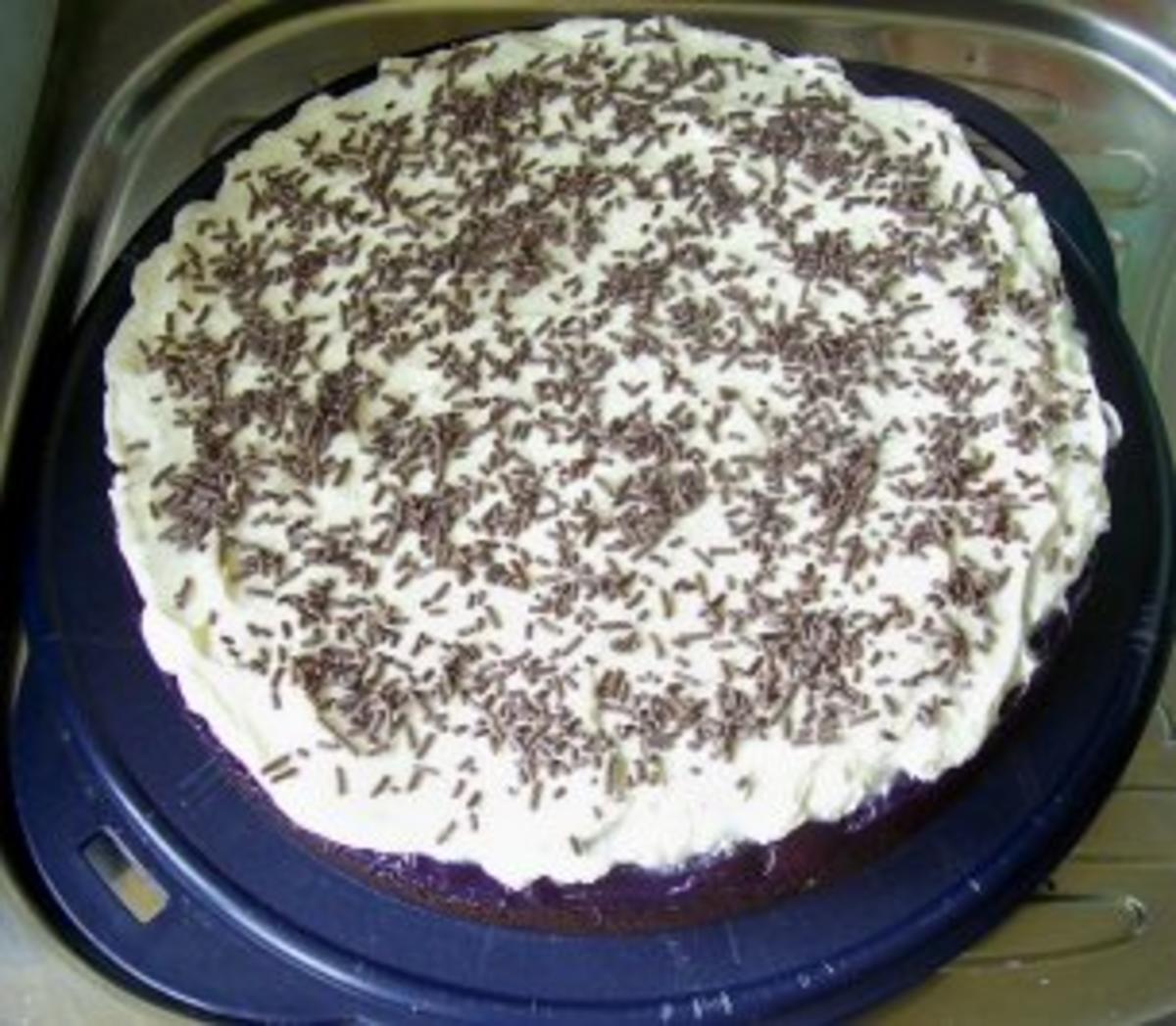 Backen: Herrentorte mit Sauerkirschen - Rezept - kochbar.de