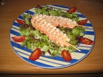 Rezept: Garnelenspieße auf Blattsalat mit Himbeer-Vinaigrette Garnelenspieße auf Blattsalat mit Himbeer-Vinaigrette - Rezept