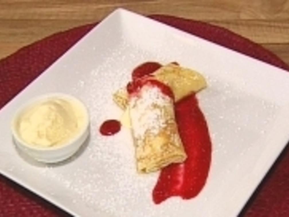 Topfenpalatschinken mit Parmesaneis an Himbeersoße - von Das perfekte ...