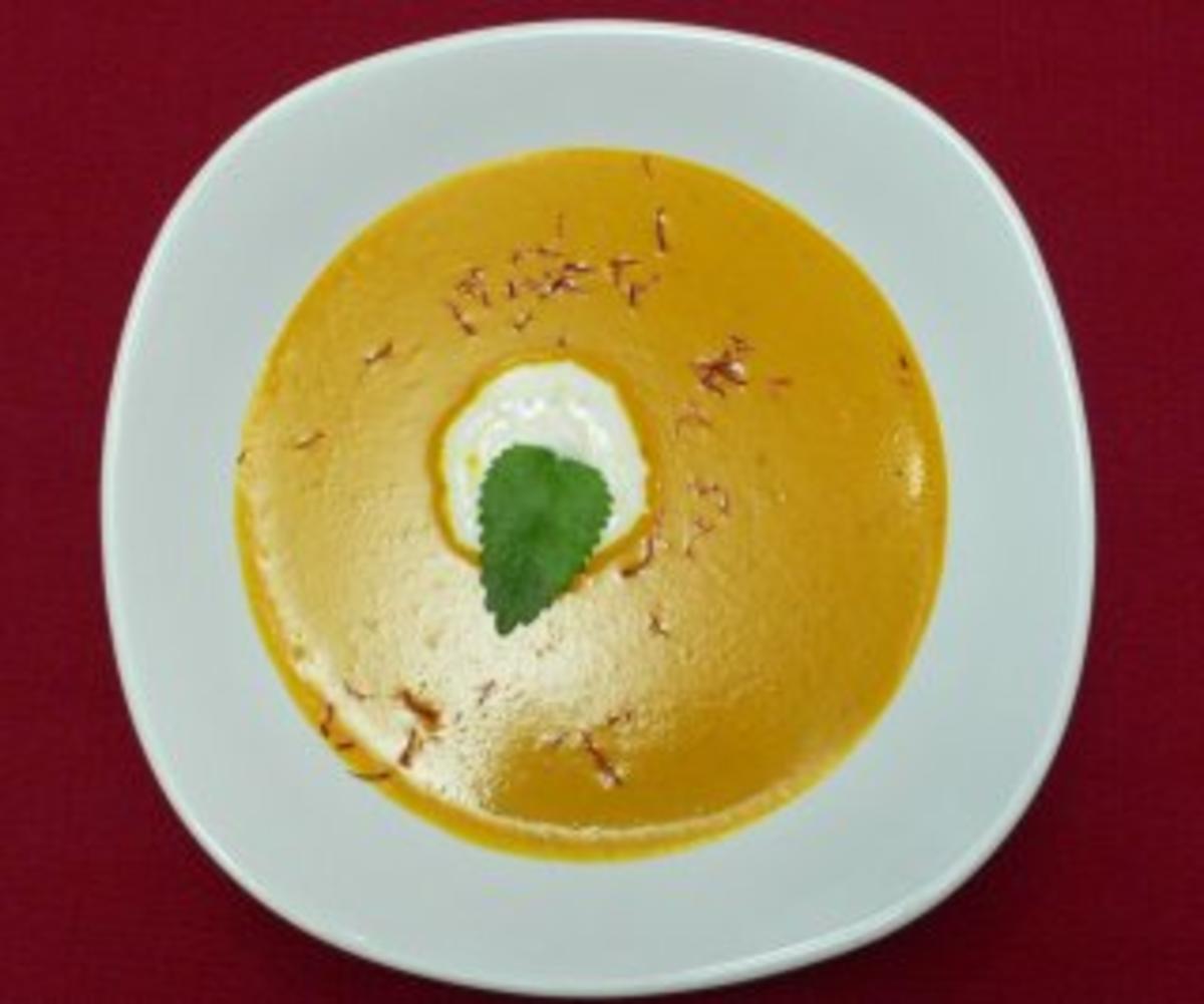 Safransuppe mit Zitronenmelisse und Sahnehäubchen - Rezept - Bild Nr. 2