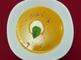 Rezept: Safransuppe mit Zitronenmelisse und Sahnehäubchen Bild Nr. 2 Safransuppe mit Zitronenmelisse und Sahnehäubchen - Rezept - Bild Nr. 2