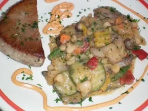 Rezept: Bohnen- Gemüse- Pfanne mit Thunfischsteak Bohnen- Gemüse- Pfanne mit Thunfischsteak - Rezept