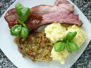 Rezept: Burgunderrippe mit Tomaten-Zitronensauerkraut und Stampfkartoffeln Burgunderrippe mit Tomaten-Zitronensauerkraut und Stampfkartoffeln - Rezept