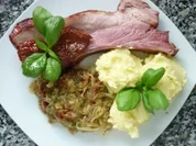 Burgunderrippe mit Tomaten-Zitronensauerkraut und Stampfkartoffeln - Rezept