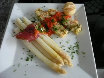 SPARGEL/Gemüse:Spargel mit Gemüseterrine und Paprikasoße - Rezept