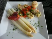 SPARGEL/Gemüse:Spargel mit Gemüseterrine und Paprikasoße - Rezept