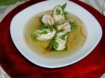 Rezept: Hühnerconsomme` mit Wirsingklösschen Hühnerconsomme` mit Wirsingklösschen - Rezept