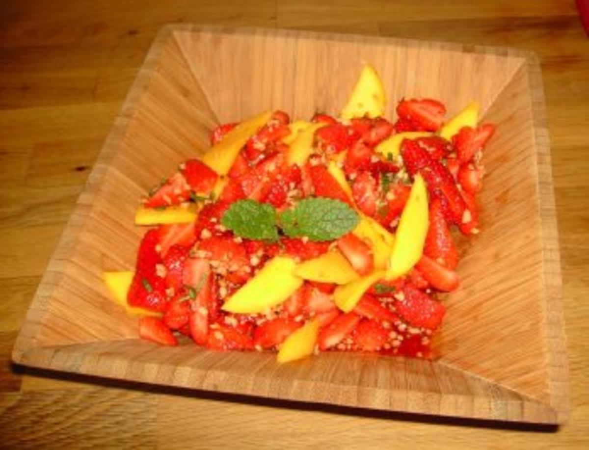 Fruchtiger Mix aus Erdbeeren und Mango mit gerösteten Walnüssen - Rezept