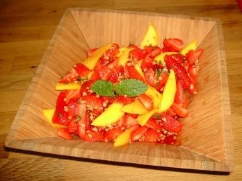 Fruchtiger Mix aus Erdbeeren und Mango mit gerösteten Walnüssen - Rezept