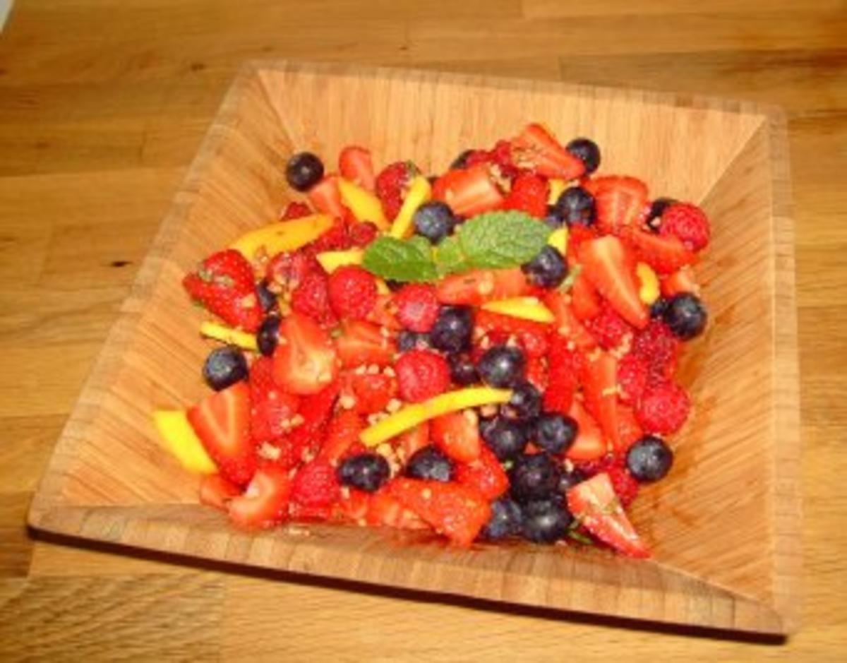 Fruchtiger Mix aus Erdbeeren und Mango mit gerösteten Walnüssen - Rezept - Bild Nr. 2
