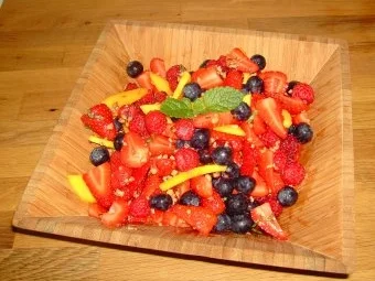 Fruchtiger Mix aus Erdbeeren und Mango mit gerösteten Walnüssen - Rezept - Bild Nr. 2