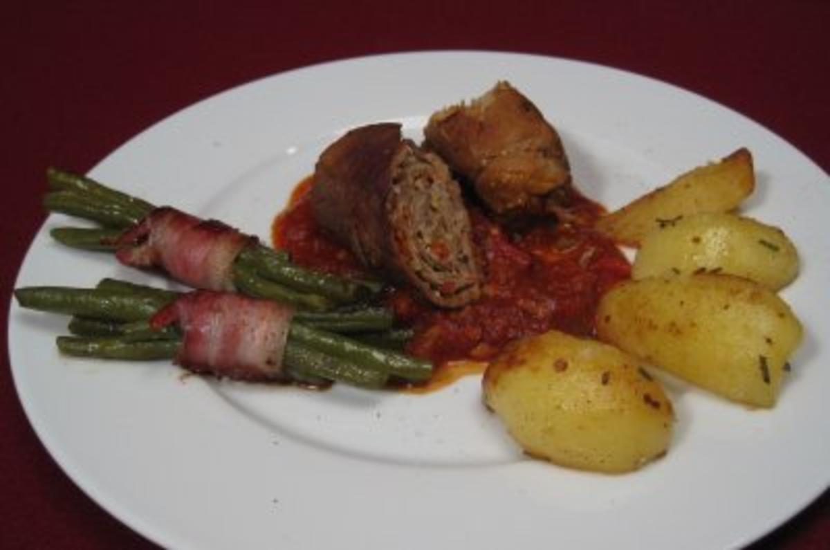 Spanische Roulade mit Tomatensoße, Bohnen und Thymiankartoffeln ...