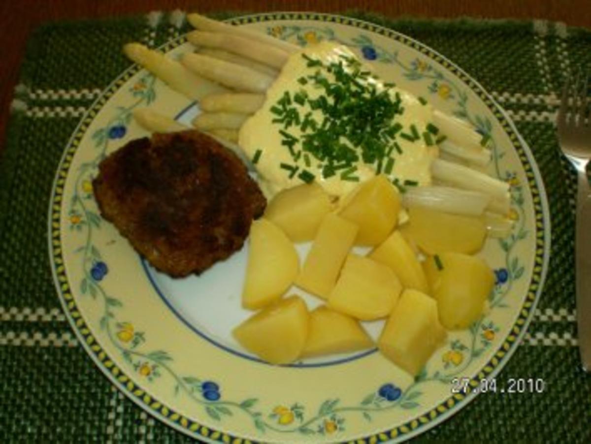 Stangenspargel mit Kartoffeln und Frikadellen - Rezept