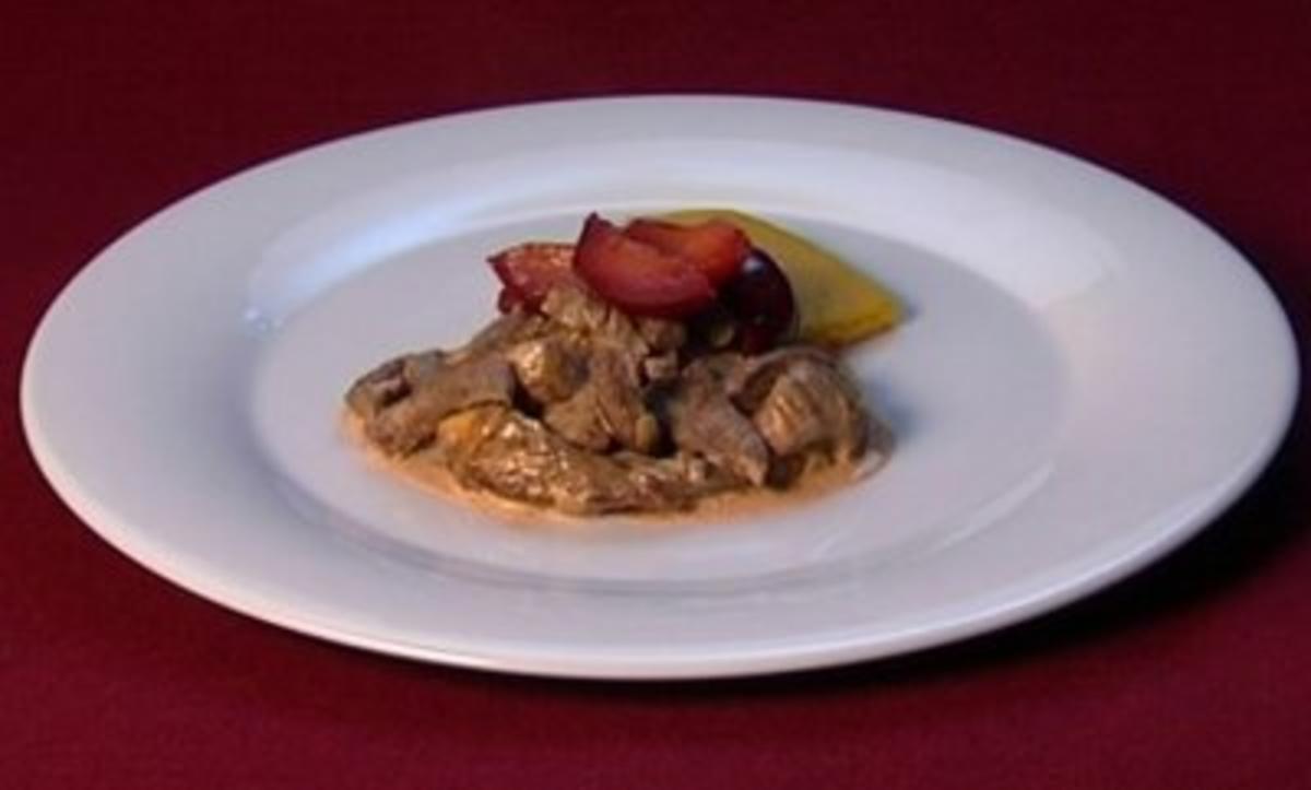 Geschnetzeltes vom Strauß mit Pflaumen auf Mais-Polenta (Marie Amière ...