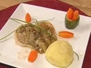 Kalbsfilet im Speckmantel mit gefüllten Kartoffel-Knödeln an Pilzsoße - Rezept