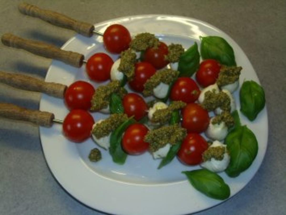 Buffets: Tomaten-Mozzarella-Spieße - Rezept - kochbar.de