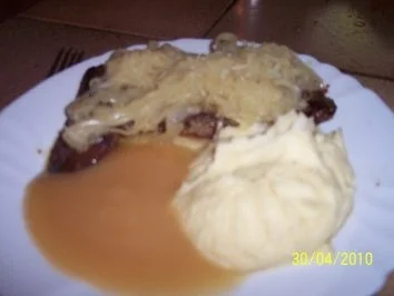 Rezept: Leber mit Kartoffelpüree , geschmorten Zwiebeln und Apfelmus Leber mit Kartoffelpüree , geschmorten Zwiebeln und Apfelmus - Rezept