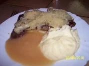 Leber mit Kartoffelpüree , geschmorten Zwiebeln und Apfelmus - Rezept