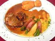Schweinerollbraten mit Pflaumenjus und 3 grünen Böhnchen im Speck-Schlafrock - Rezept