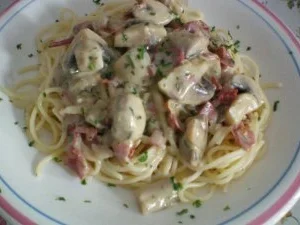 Rezept: Spagetti mit Salami - Pilzsoße Spagetti mit Salami - Pilzsoße - Rezept