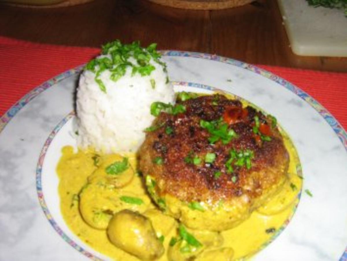 Putenfleischküchle auf Champignon-Curry-Sauce an Langkorneis - Rezept