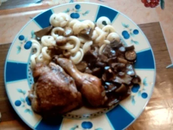 Rezept: Geschmortes Hänchenklein auf Waldpilzen Geschmortes Hänchenklein auf Waldpilzen - Rezept