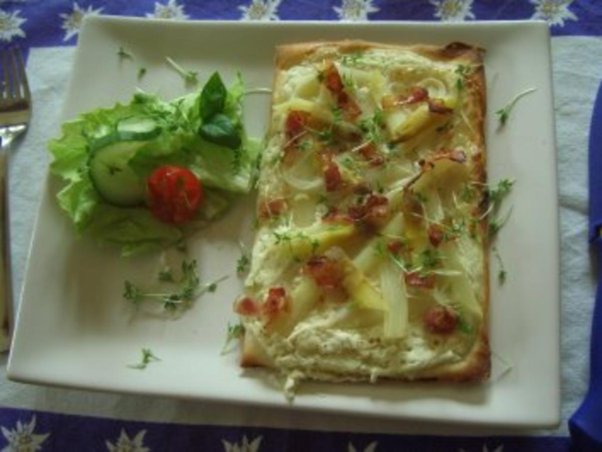 Spargelpizza mit Pizzateig und Crème fraîche - Rezept mit Bild - kochbar.de