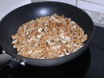 Zwetschkenkuchen gesunde Art mit gerösteten Walnüssen - Rezept - Bild Nr. 3