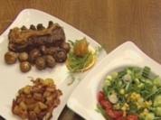 Rumpsteak mit Zwiebeln, Champignons und Kartoffelwürfeln - Rezept