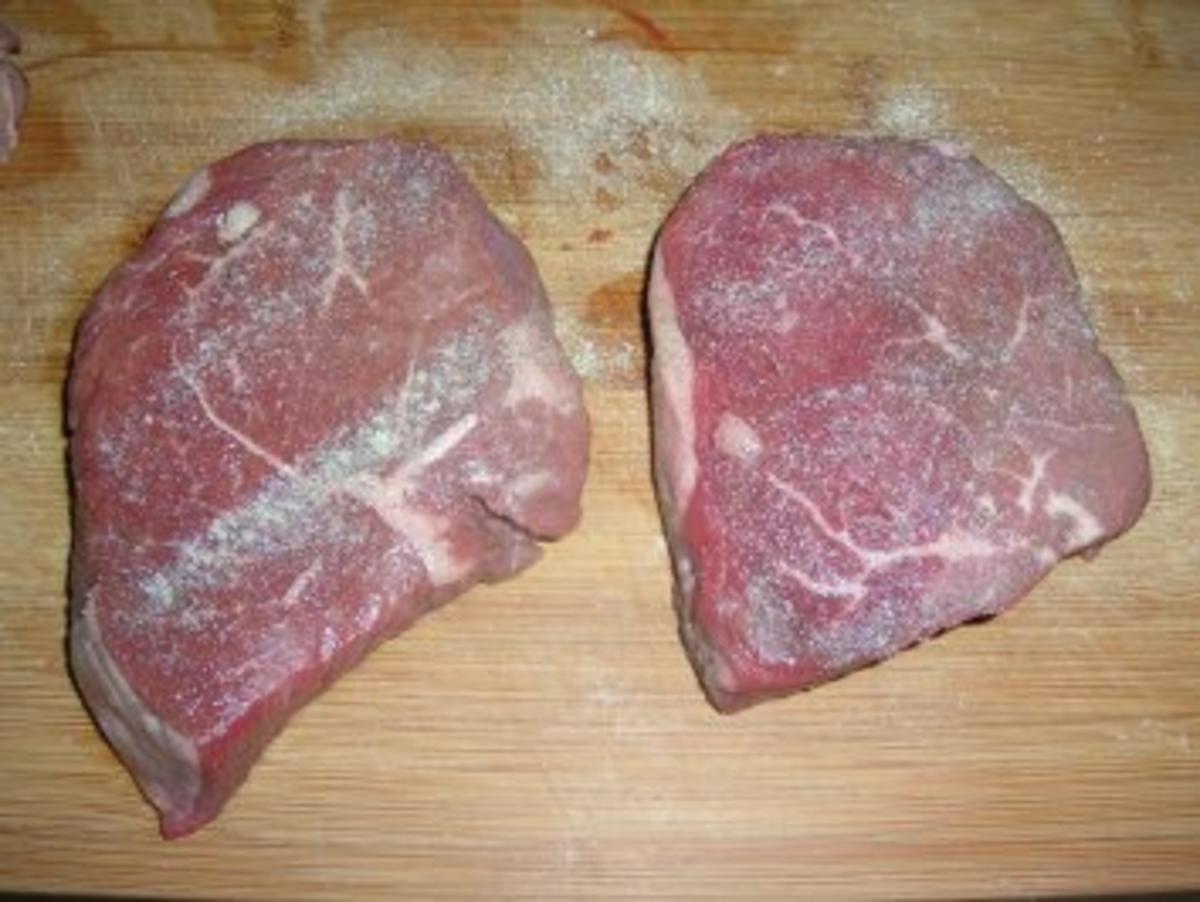 Sirloin Steak mit Brückenpfeiler-Kartoffeln, Erbsen und geschmorten Kirschtomaten - Rezept - Bild Nr. 3