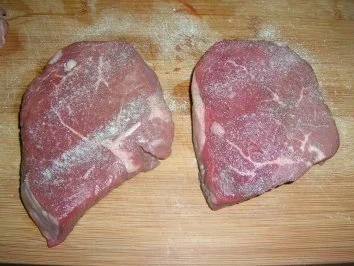 Sirloin Steak mit Brückenpfeiler-Kartoffeln, Erbsen und geschmorten Kirschtomaten - Rezept - Bild Nr. 3