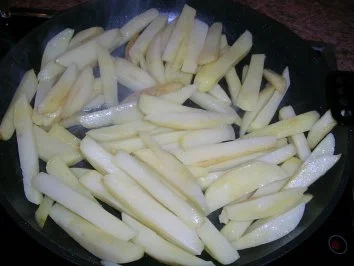 Sirloin Steak mit Brückenpfeiler-Kartoffeln, Erbsen und geschmorten Kirschtomaten - Rezept - Bild Nr. 5