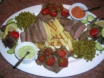 Sirloin Steak mit Brückenpfeiler-Kartoffeln, Erbsen und geschmorten Kirschtomaten - Rezept