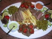 Sirloin Steak mit Brückenpfeiler-Kartoffeln, Erbsen und geschmorten Kirschtomaten - Rezept