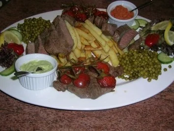 Sirloin Steak mit Brückenpfeiler-Kartoffeln, Erbsen und geschmorten Kirschtomaten - Rezept - Bild Nr. 6