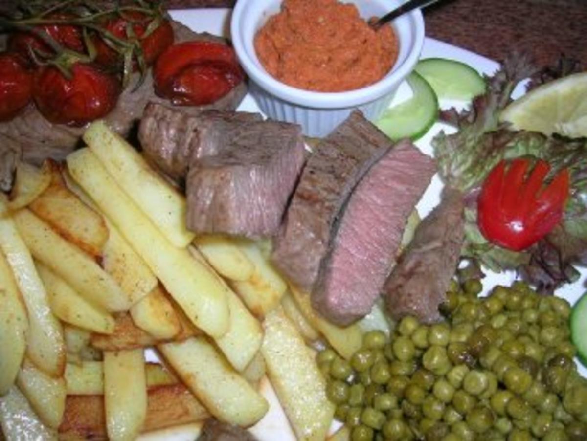 Sirloin Steak mit Brückenpfeiler-Kartoffeln, Erbsen und geschmorten Kirschtomaten - Rezept - Bild Nr. 2