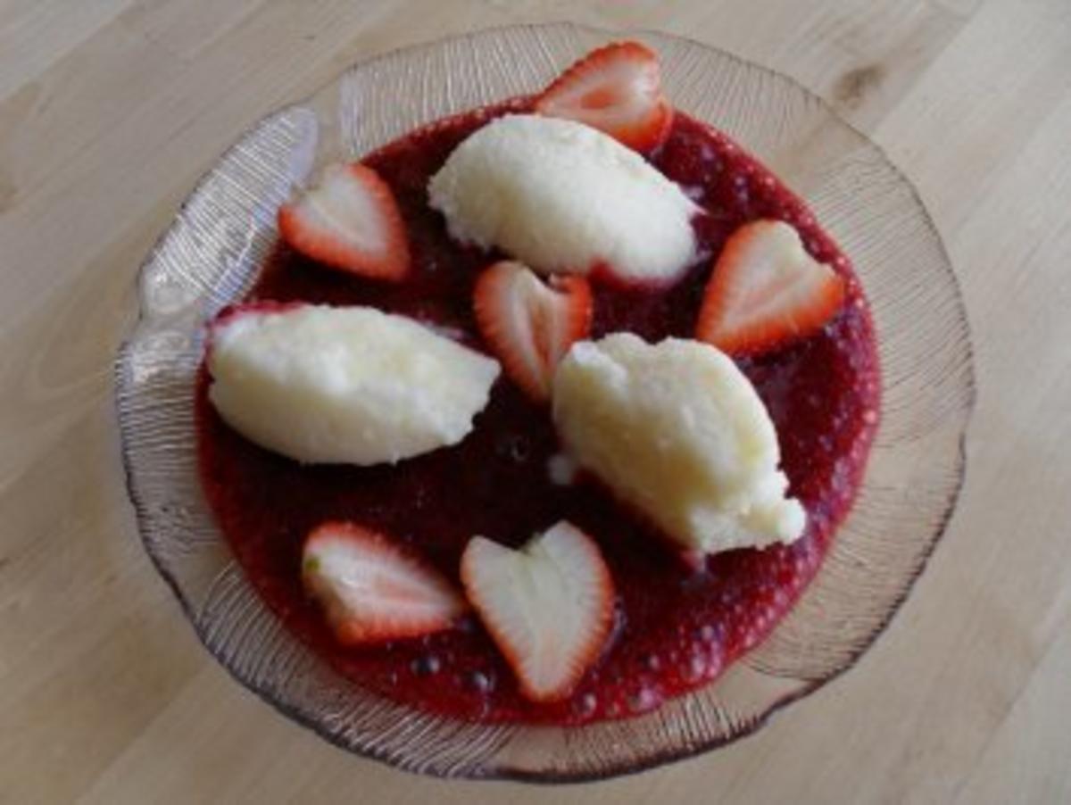 Griesnocken auf Erdbeerschaum - Rezept