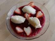Griesnocken auf Erdbeerschaum - Rezept