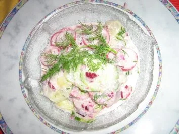 Gurkensalat mit einer Dill-Rahm-Sauce - Rezept