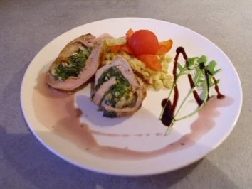 Gefüllte Schweinefilet-Roulade in einer Rotwein-Pfeffersauce - Rezept